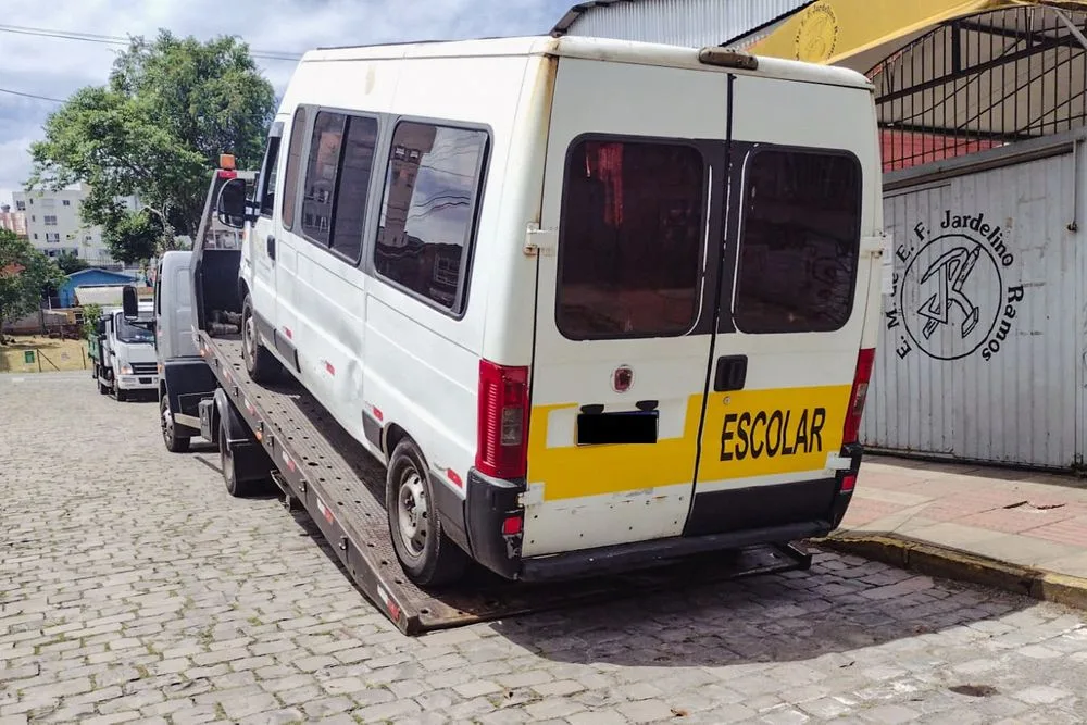 Motorista é multado e van recolhida por suspeita de transporte escolar irregular em Caxias do Sul