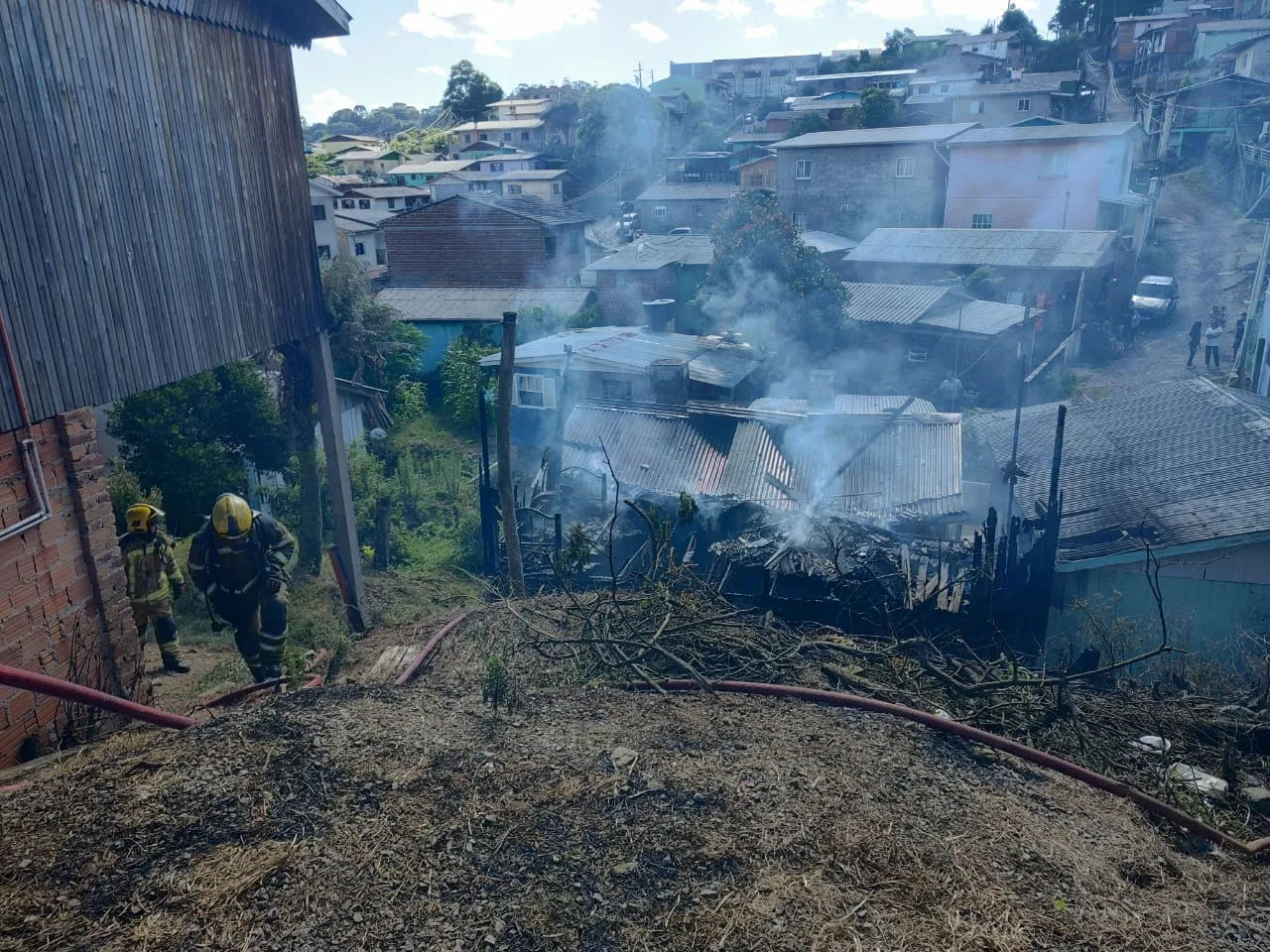 Incêndio destrói residência no bairro Monte Carmelo, em Caxias do Sul