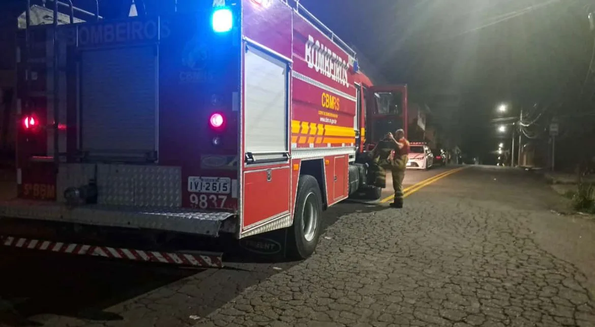 Incêndios atingem casa e empresa de transportes em Caxias do Sul