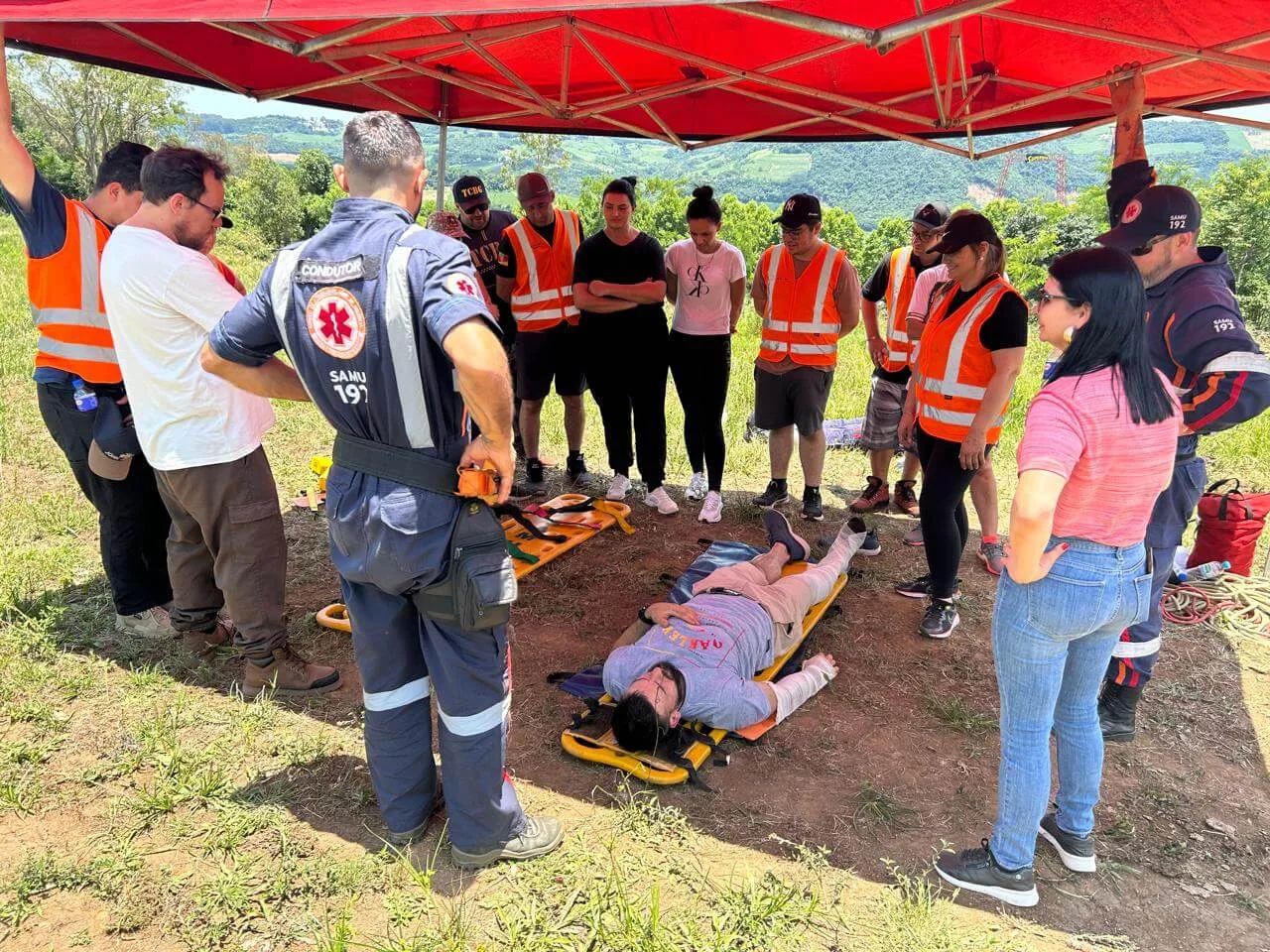 Voluntários recebem treinamento de salvamento no Parque de Aventuras Gasper