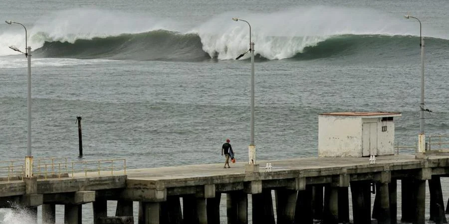 Ondas intensas provocam pânico nas costas do Peru e do Equador; veja vídeo