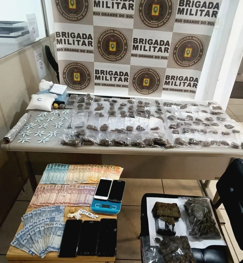 Dupla é presa com quase quatro quilos de drogas em Igrejinha Dupla é presa com quase quatro quilos de drogas em Igrejinha