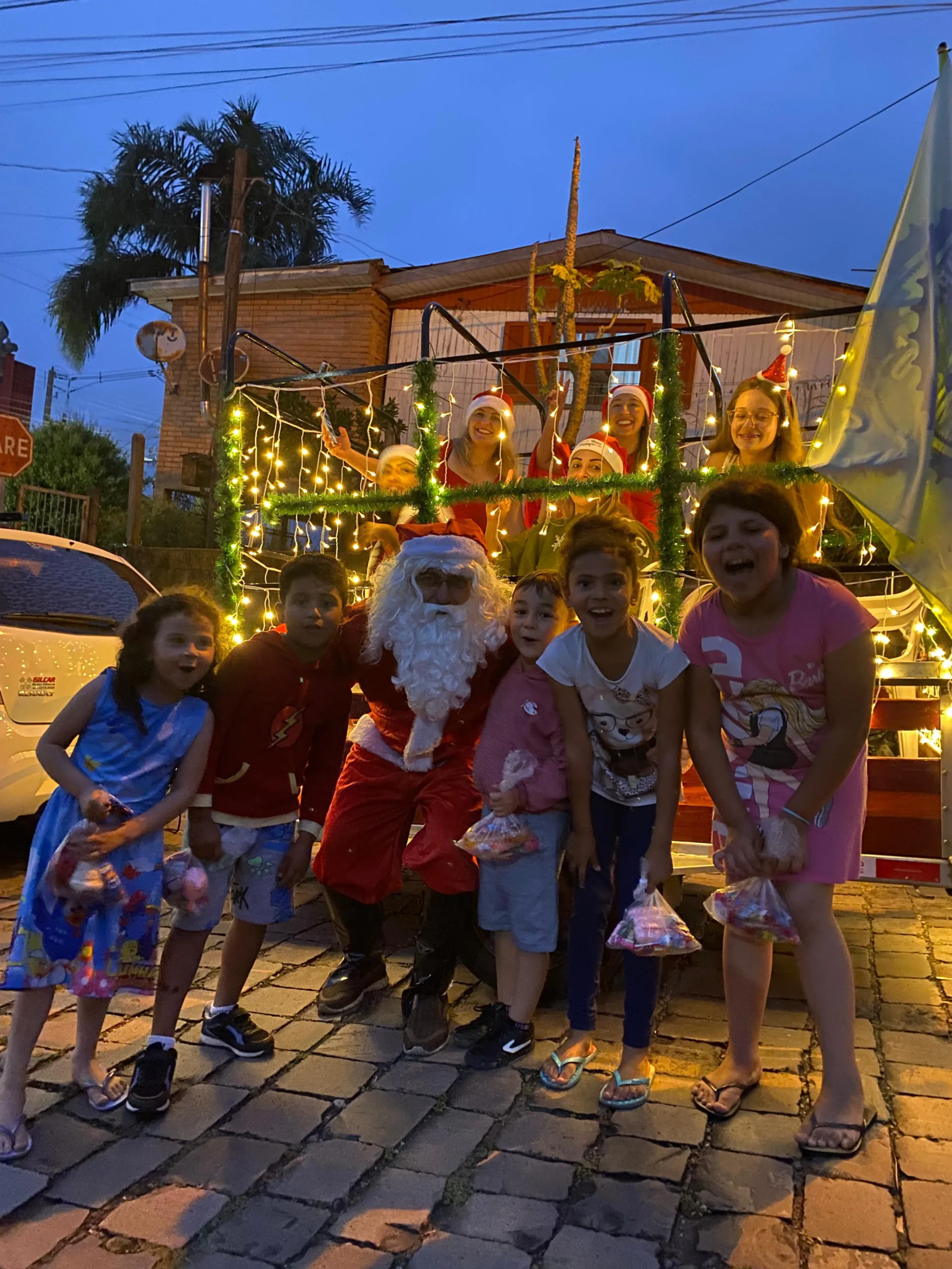 Pedal Solidário distribui mais de 160 quilos de doces para crianças de seis bairros de Caxias do Sul