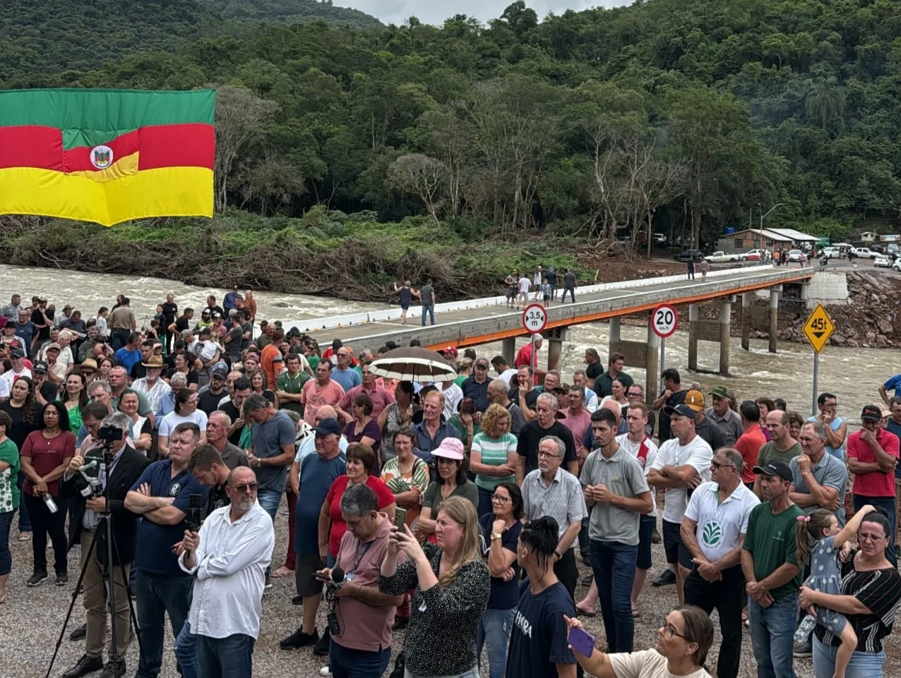 Ponte restabelece a ligação normal entre as duas cidades