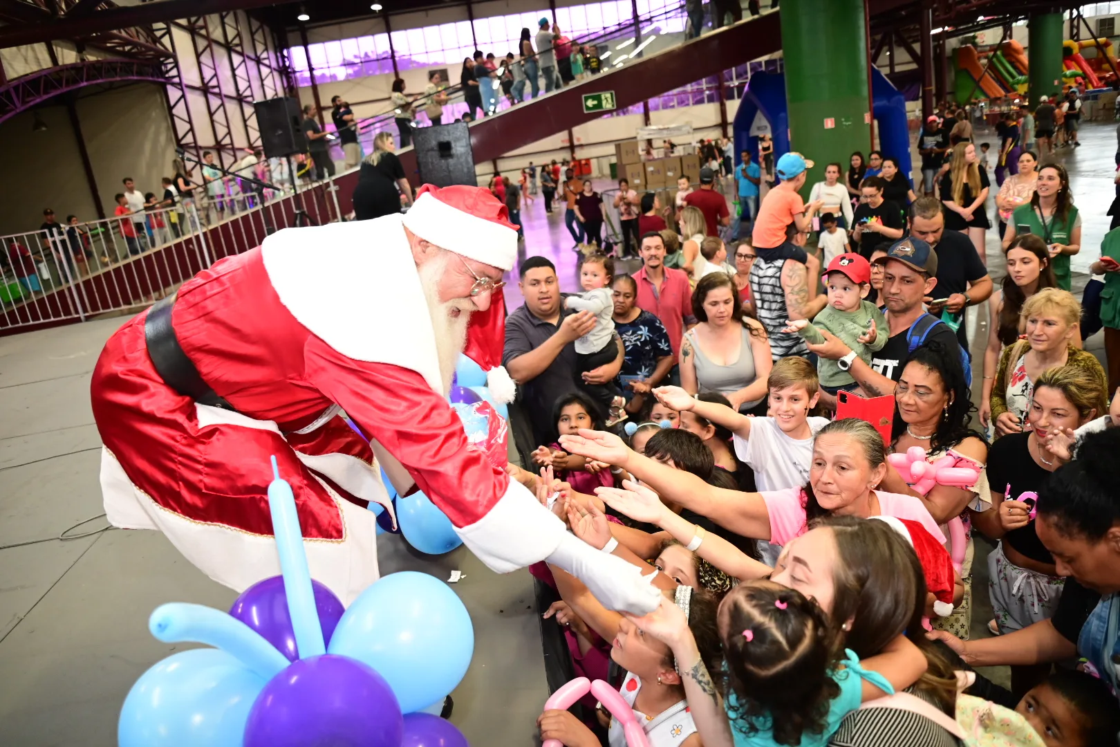 Papai Noel fez a alegria das crianças