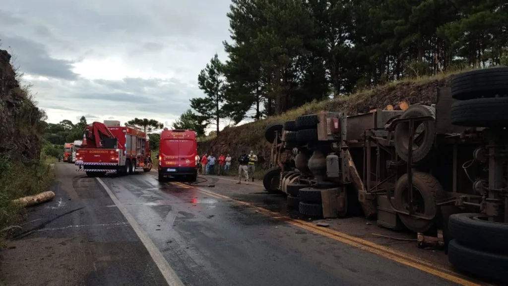 Caminhão tomba na BR-116 e motorista morre no hospital de Vacaria