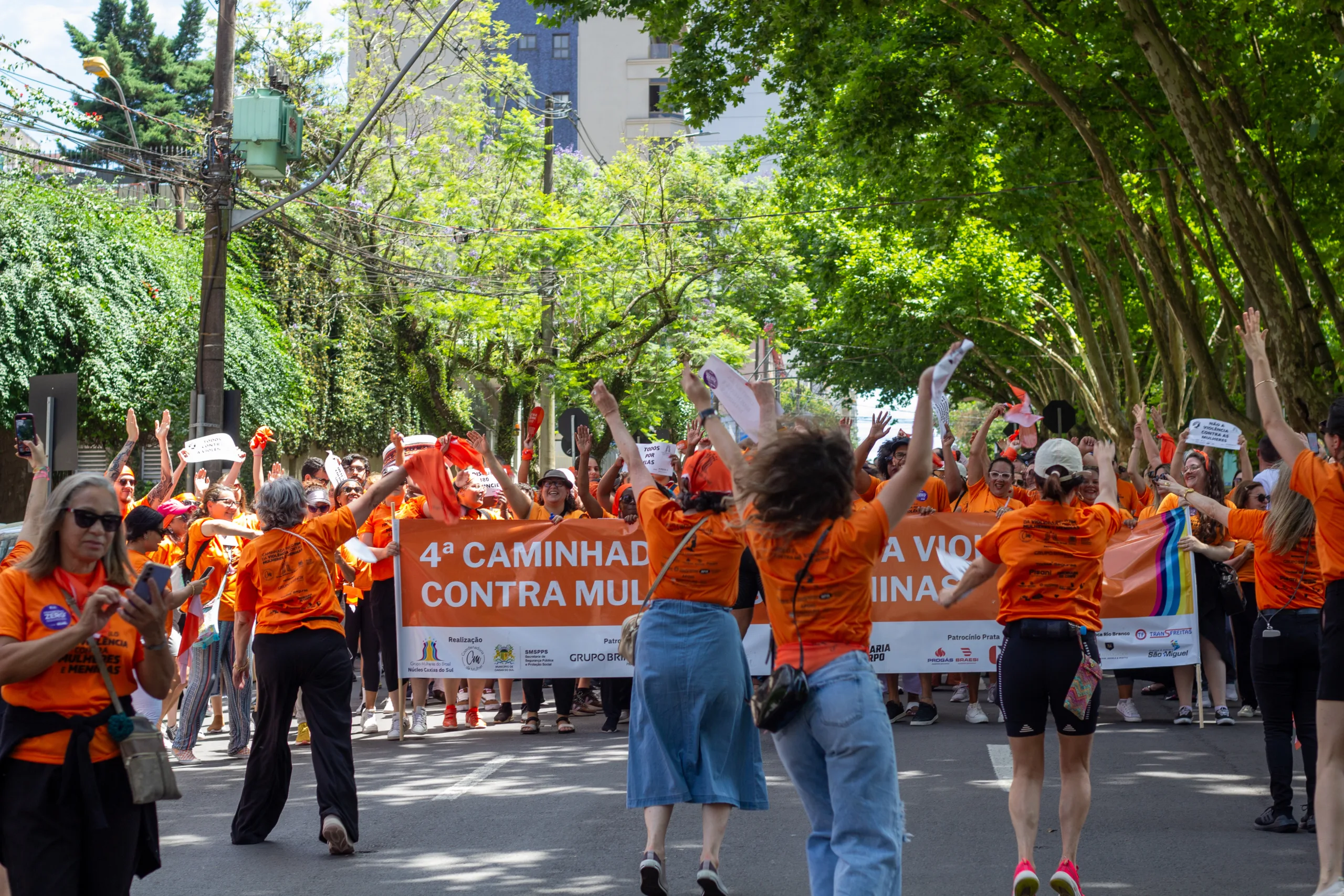 4ª Caminhada pelo Fim da Violência contra Mulheres e Meninas reúne mais de 400 pessoas em Caxias do Sul