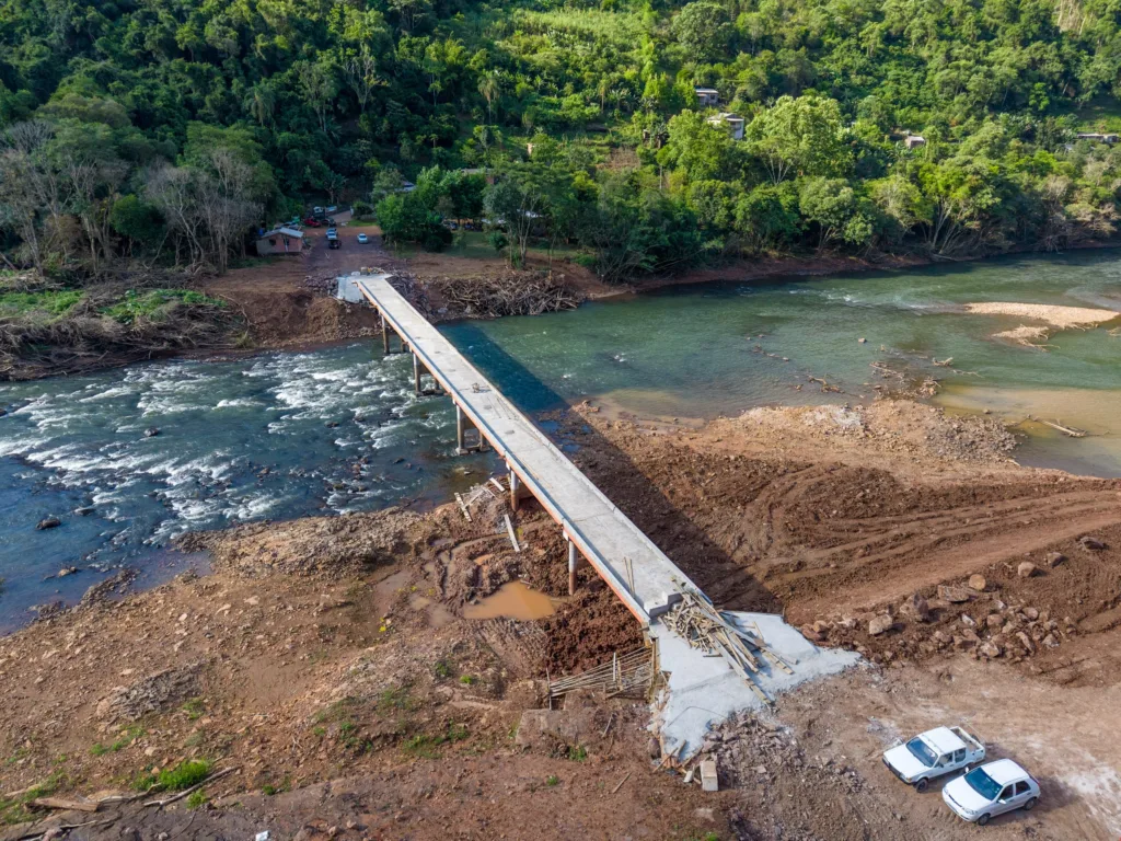 Com 90 metros de extensão e pista de 4 metros de largura, a nova estrutura utiliza a mesma metodologia adotada na ponte de Nova Roma do Sul.