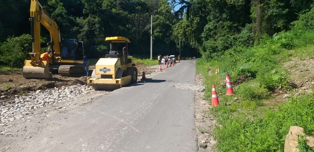 Obras de recuperação asfáltica na via