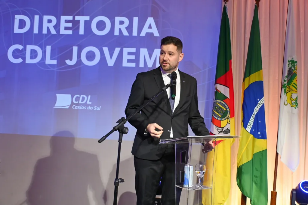Gabriel Comerlato se despede da diretoria da CDL Jovem Caxias, que foi assumida neste ano por Maurício Afonso | Foto: Alencar Turella/CDL Caxias Gabriel Comerlato se despede da diretoria da CDL Jovem Caxias, que foi assumida neste ano por Maurício Afonso | Foto: Alencar Turella/CDL Caxias