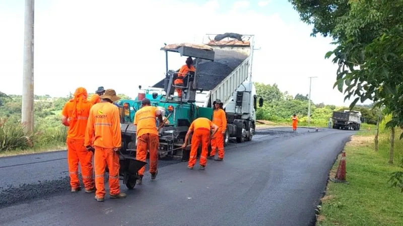 Acesso a Coronel Pilar, na Serra, recebe obras de recuperação asfáltica