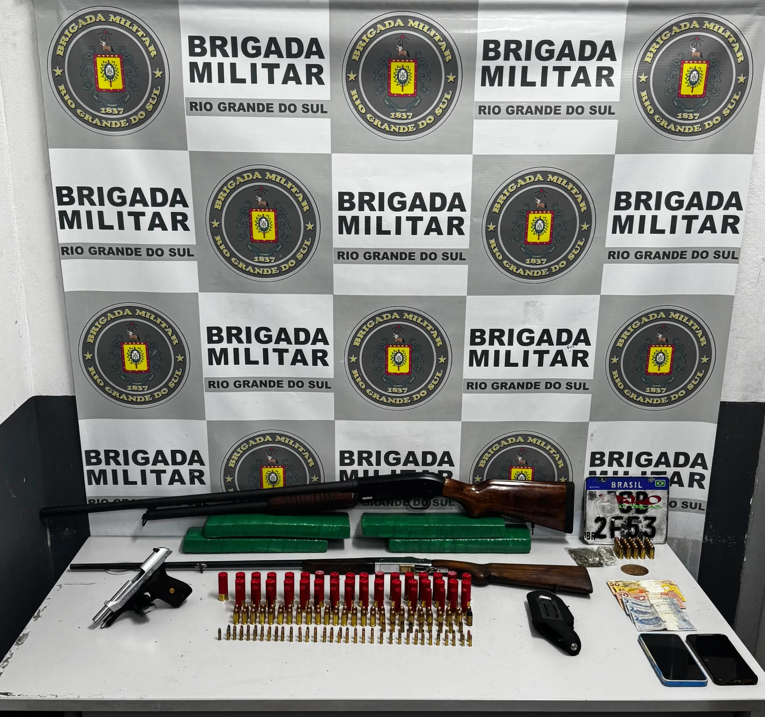 Trio é preso com armas, drogas e munições em Caxias do Sul