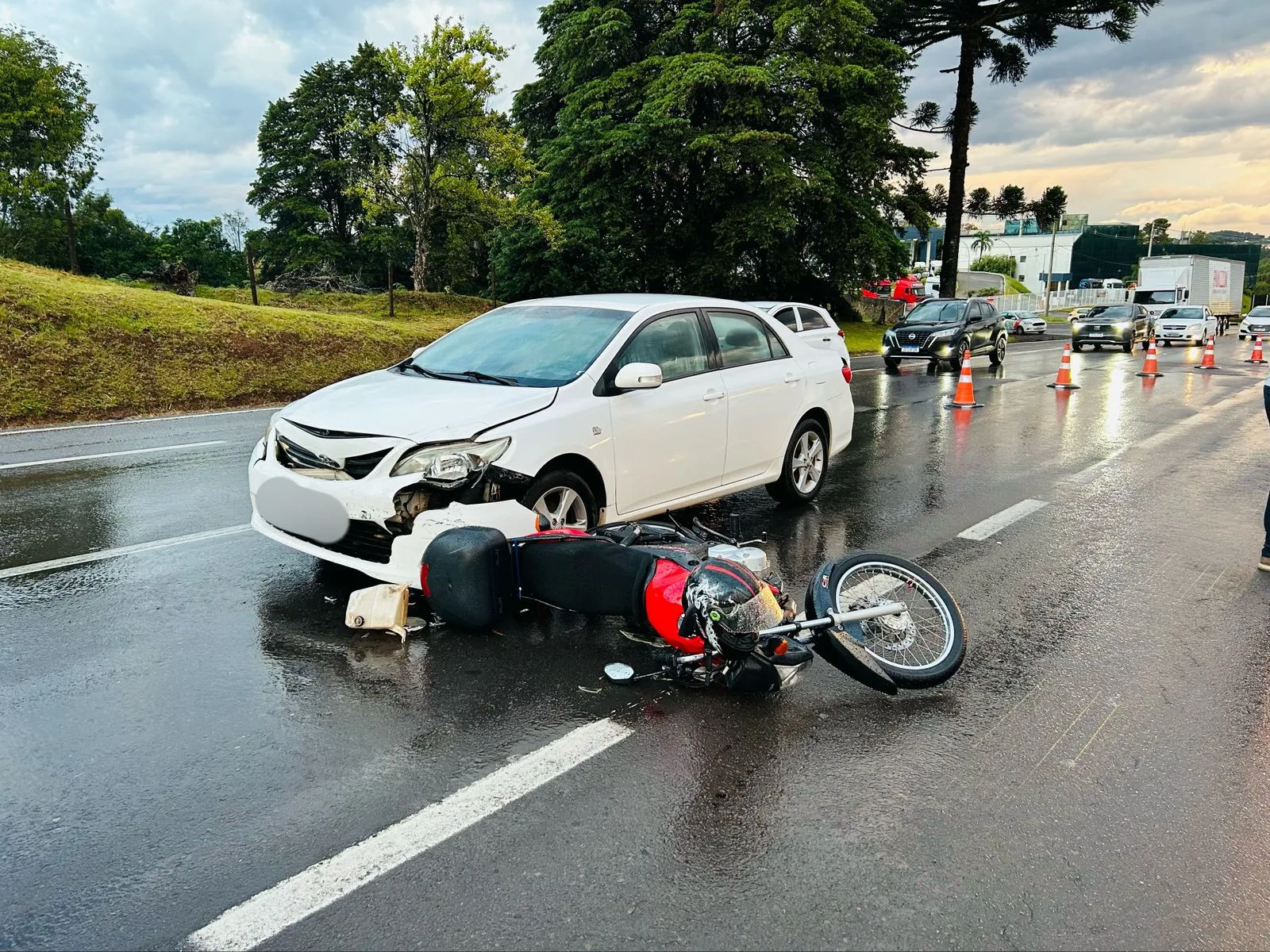 Motociclista fica ferido em acidente na ERS-122, em Caxias do Sul