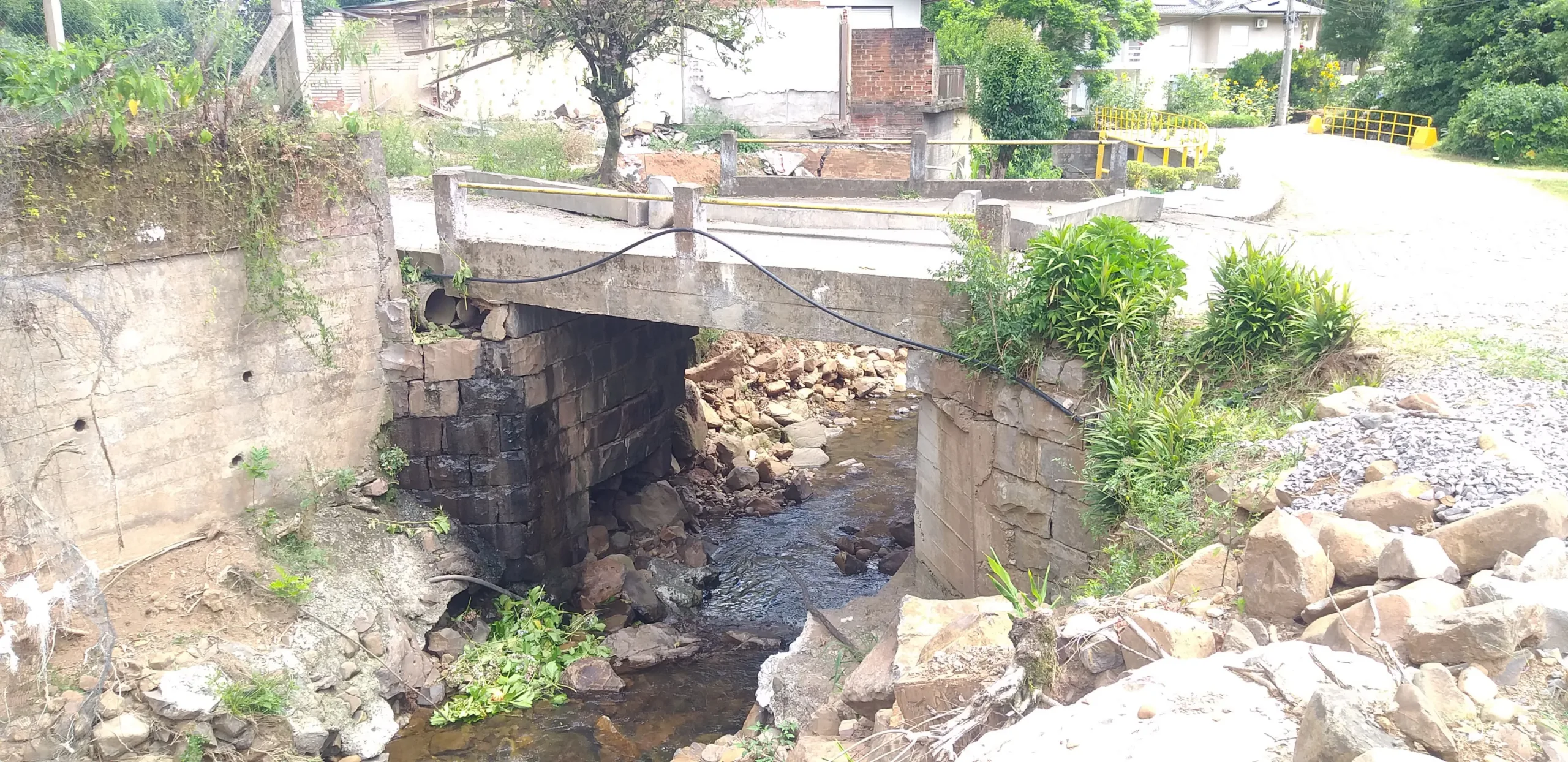 Ponte na rua Batista Tissot, em Galópolis, é interditada para reparos