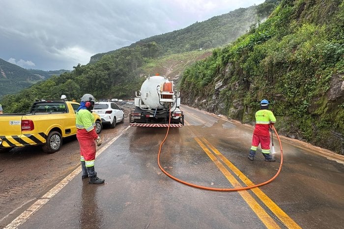 Chuva intensa causa deslizamento na BR-470 e deixa motoristas em alerta