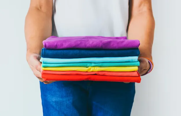 6 dicas para lavar roupas coloridas sem perder as cores originais