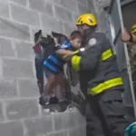 Vídeo: Bombeiros quebram parede e resgatam nove pessoas presas em elevador de Bento Gonçalves