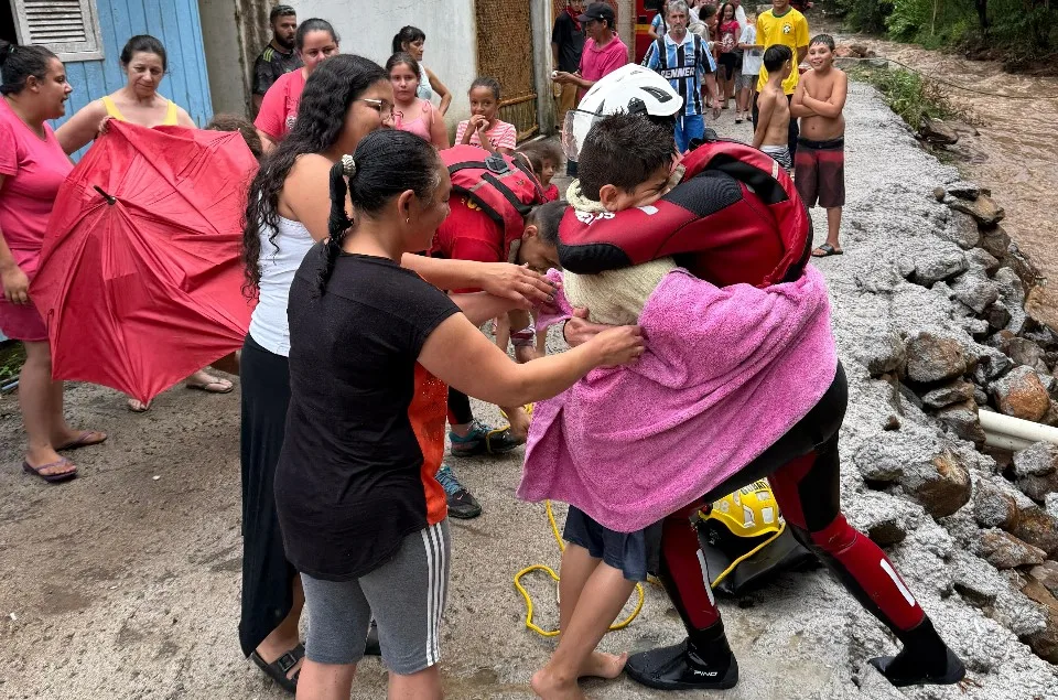 Menino de 10 anos é resgatado de arroio em Bento Gonçalves