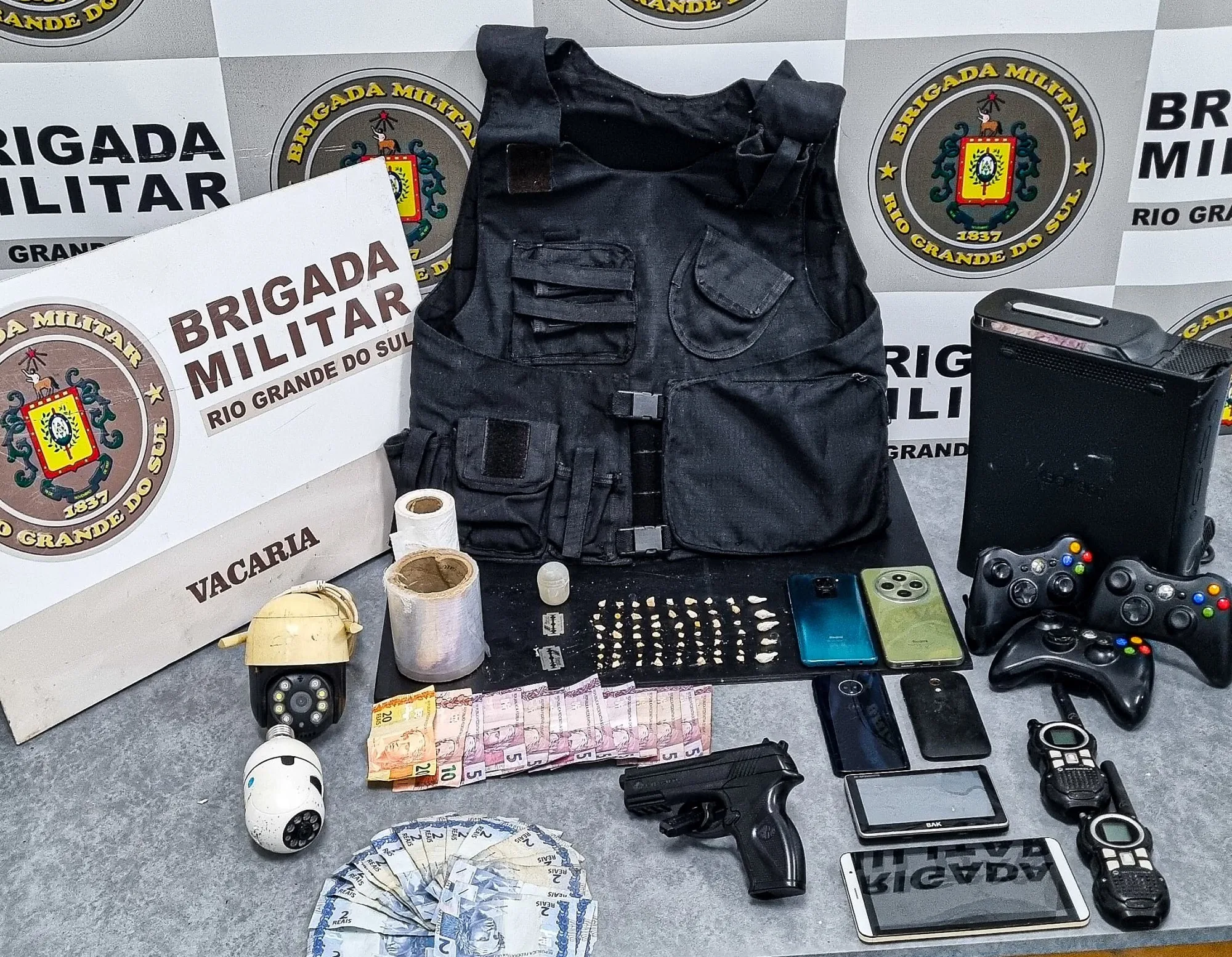 Em Vacaria, PMs encontraram farto material utilizado para o tráfico de drogas