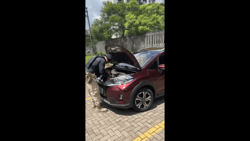 Motorista é preso com veículo roubado e com placas clonadas em Caxias do Sul