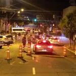 Operação Balada Segura flagra 34 motoristas sob influência de álcool na madrugada deste domingo (12), em Caxias do Sul