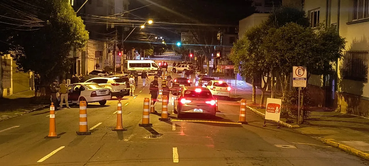 Operação Balada Segura flagra 34 motoristas sob influência de álcool na madrugada deste domingo (12), em Caxias do Sul