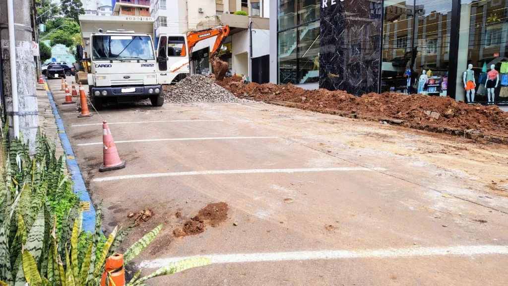 O acesso à rua Cândido Costa está bloqueado devido a obras de troca de tubulação pluvial