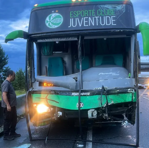 Apenas os dois motoristas do clube estavam no ônibus