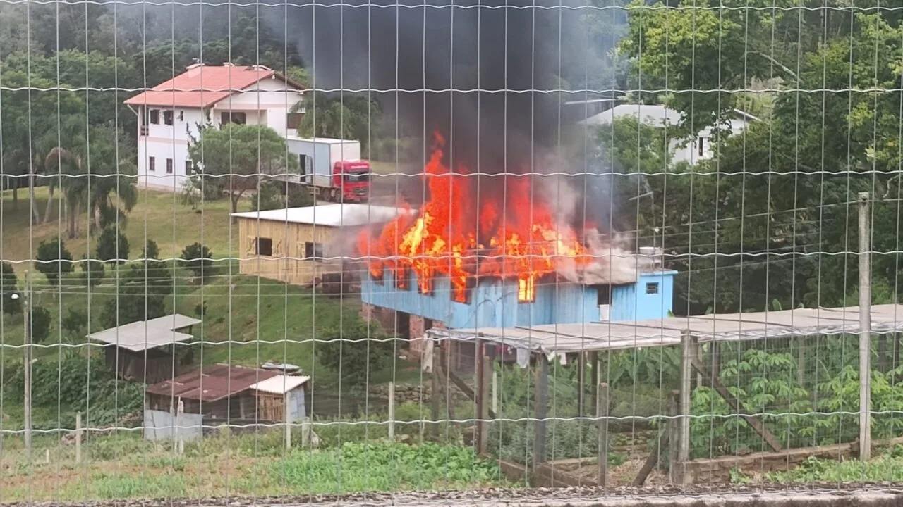 O sinistro foi registrado próximo do meio-dia, em uma residência localizada próximo ao centro da cidade, na saída para a Cascata dos Marins.