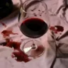 Como tirar manchas de vinho de roupas claras de forma rápida em 6 passos