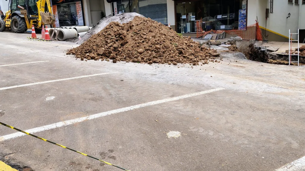 O acesso à rua Cândido Costa está bloqueado devido a obras de troca de tubulação pluvial