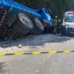 Homem morre após caminhão sem freios tombar em cima de veículo na ERS-122 em Farroupilha