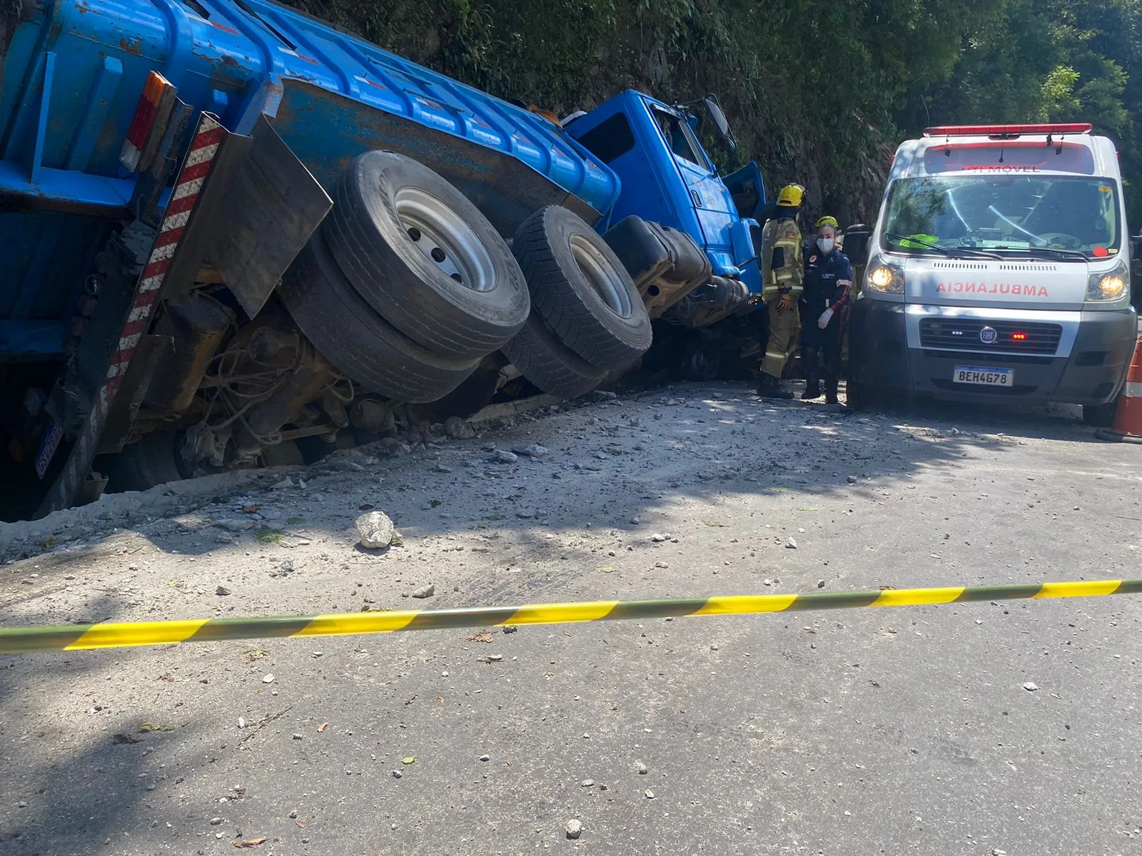 Homem morre após caminhão sem freios tombar em cima de veículo na ERS-122 em Farroupilha