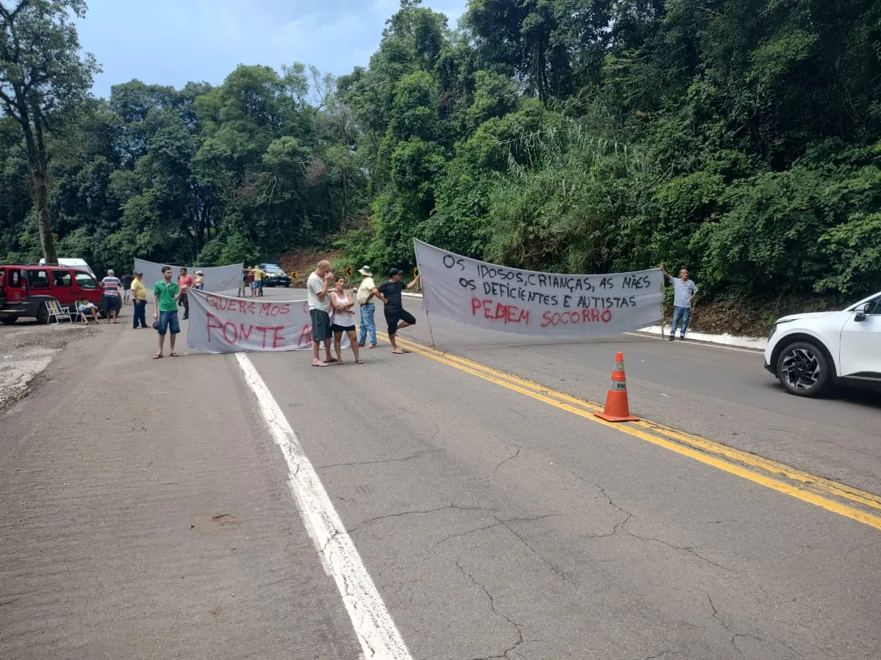 Moradores bloqueiam trânsito na BR-116, em Vila Cristina, para reivindicar construção de ponte