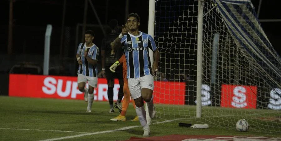 Com dois gols de Arezo, Grêmio goleia Monsoon fora de casa pelo Gauchão