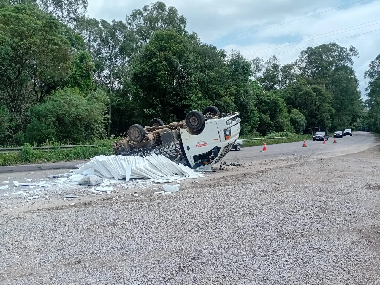 Caminhão capotou após estouro de pneu