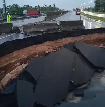 Cratera causada por fortes chuvas interdita a BR-101 na Grande Florianópolis