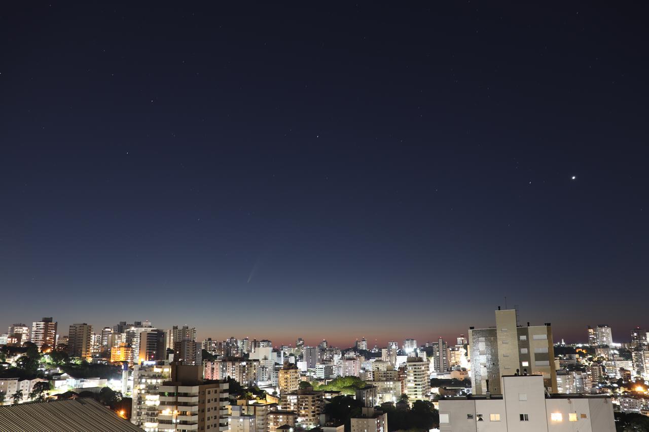 Cometa é registrado no céu em Bento Gonçalves