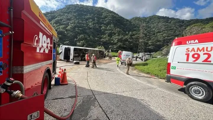 Acidente com ônibus em SC deixa 24 feridos