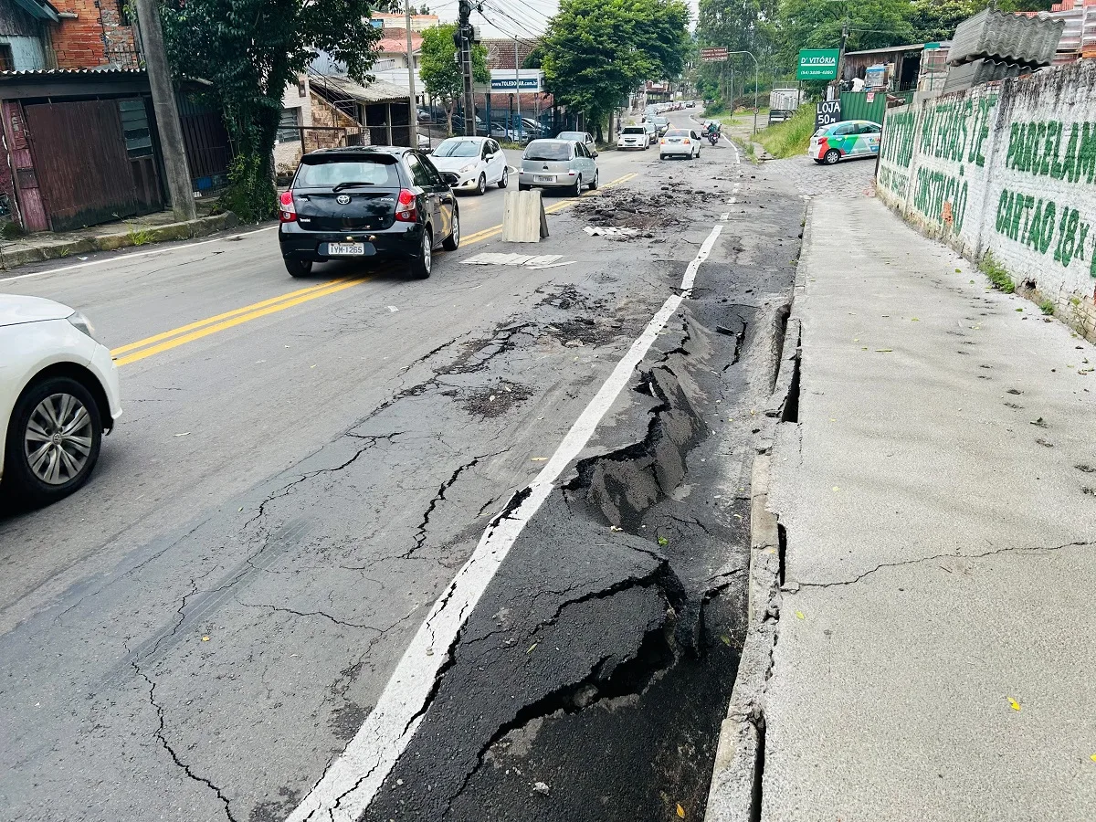 Após fortes chuvas, asfalto cede na rua Júlio Calegari, em Caxias do Sul