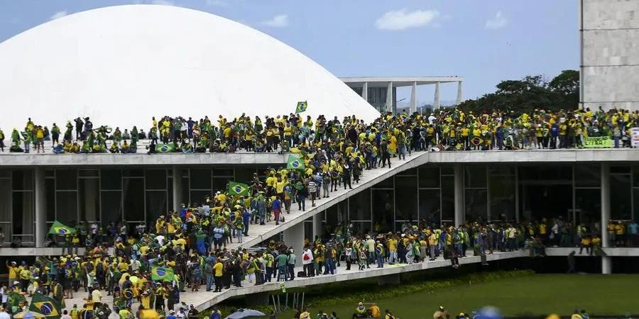 Após 2 anos dos ataques de 8 de janeiro, STF condenou 371; 122 estão foragidos