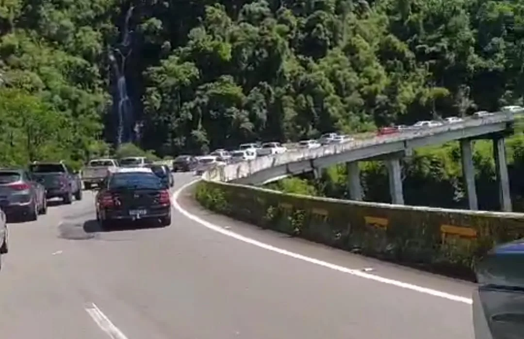 Acidentes e lentidão marcam o retorno do Litoral pela Rota do Sol nesta quinta-feira (2)