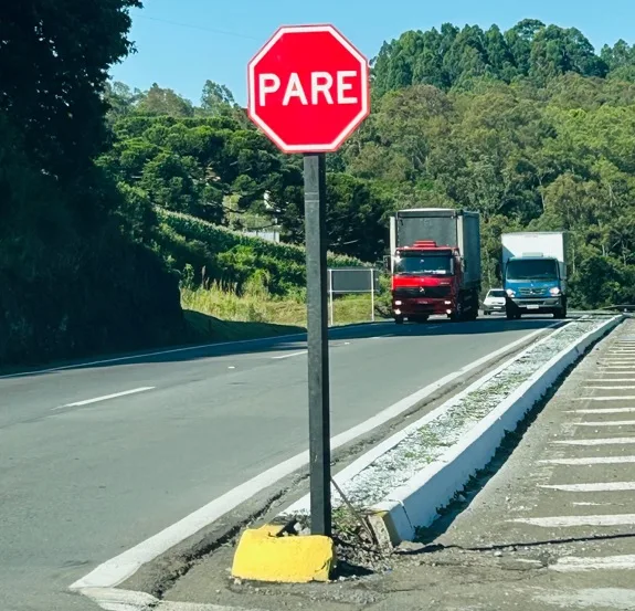 Após reclamações, CSG altera placas em retorno da ERS-122 em Caxias do Sul