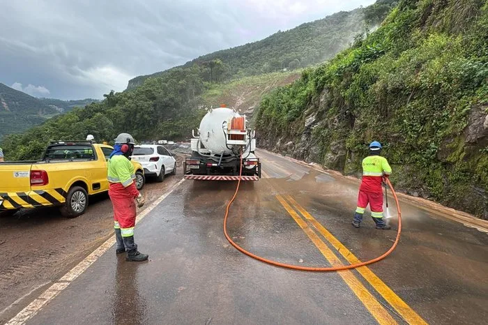 Chuva intensa causa deslizamento na BR-470 e deixa motoristas em alerta