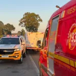 O caminhoneiro, transportava bobinas quando perdeu o controle do veículo, saindo da pista. O motorista não resistiu aos ferimentos do acidente e morreu no local.