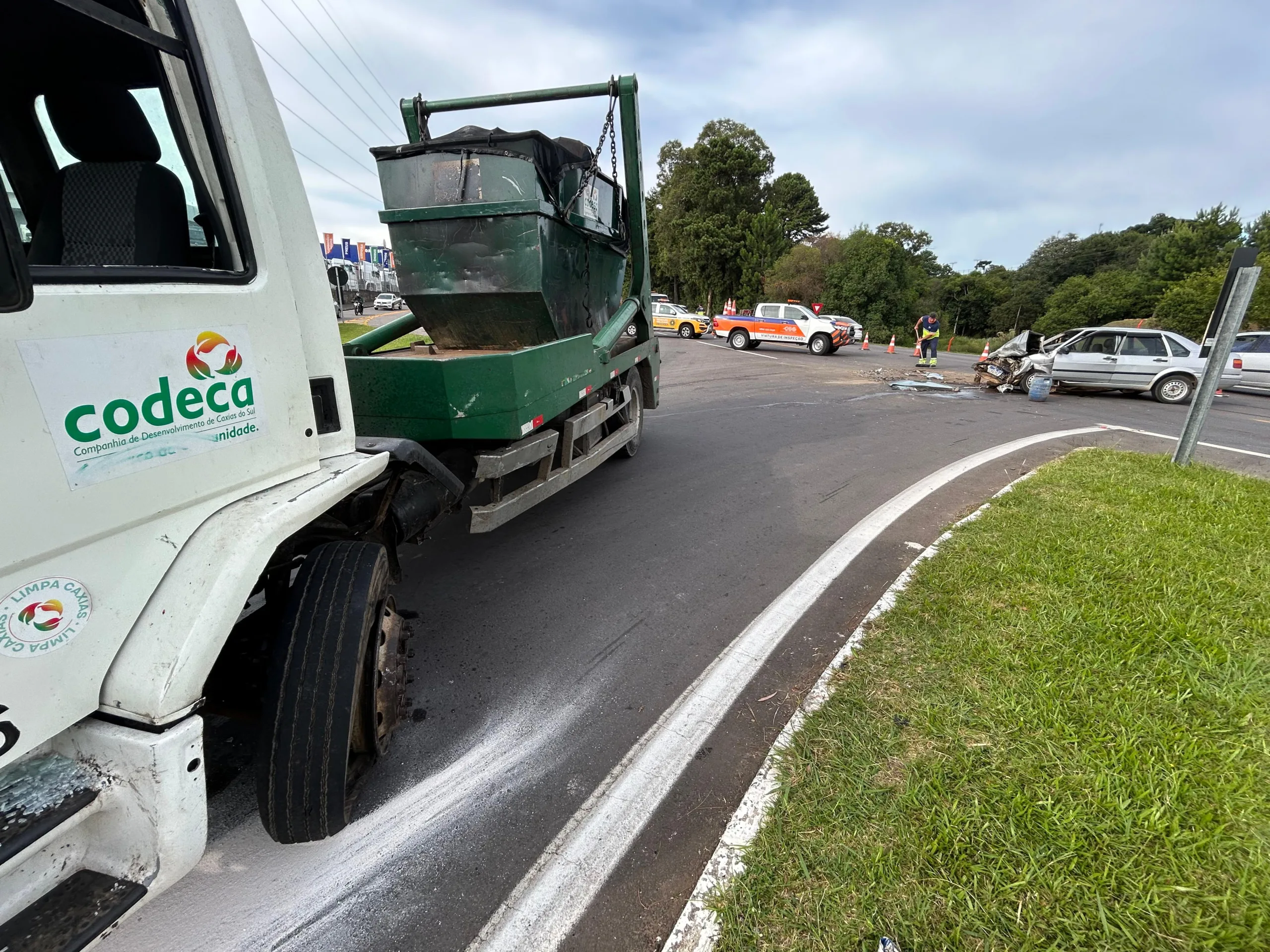 Acidente entre caminhão da Codeca e Santana ocorreu na manhã desta segunda (27)