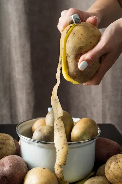 Como limpar metais de cozinha usando cascas de batata