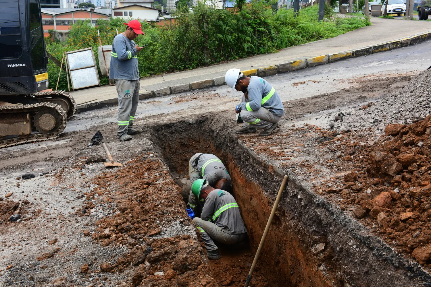 Obra na rede de esgoto altera trânsito na Rua Treze de Maio neste domingo, em Caxias do Sul