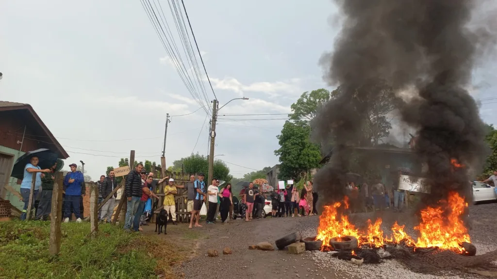 Protesto por manutenção de vias no bairro Vila Lobos 