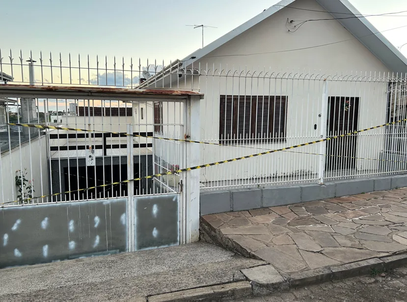 Residência interditada por conta da chuva no bairro Rio Branco.